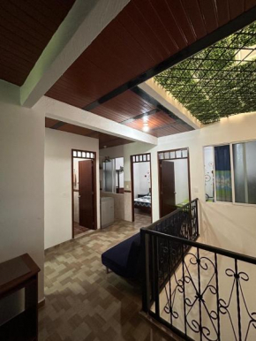 CÓMODO APARTAMENTO CENTRAL EN BARRIO SEMI RURAl